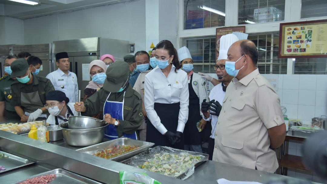 BGN Bengkulu Tengah dan Menpar Tinjau Praktik Siswa SPPI Batch-3 di Dapur NHI