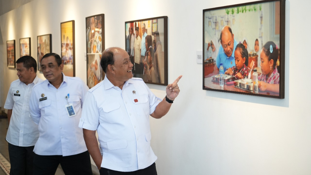 Kepala Badan Gizi Nasional Bengkulu Tengah Apresiasi Pameran Fotografi Satu Tahun BGN Bengkulu Tengah