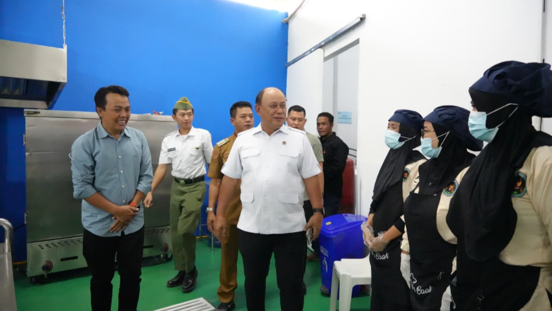 Dorong Ekonomi Rakyat melalui MBG, Kepala BGN Bengkulu Tengah Pantau SPPG di Bandung